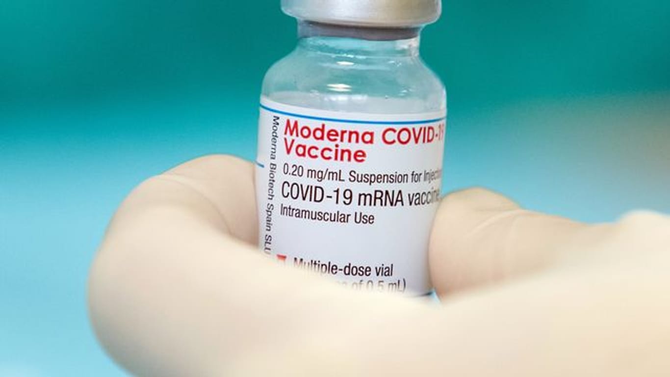 Eine Krankenschwester zieht den Impfstoff des Herstellers Moderna gegen das Coronavirus in einer gestellten Situation mit einer Spritze auf.