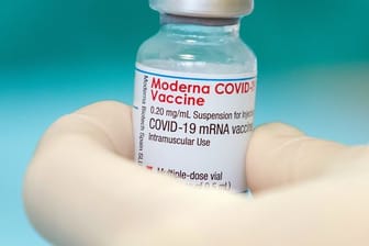Eine Krankenschwester zieht den Impfstoff des Herstellers Moderna gegen das Coronavirus in einer gestellten Situation mit einer Spritze auf.