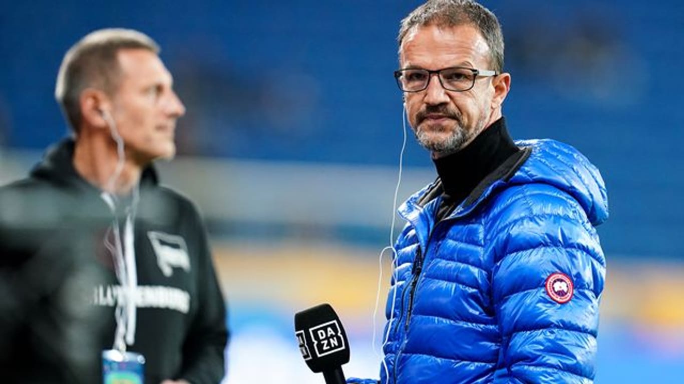Herthas Geschäftsführer Fredi Bobic gibt im Rahmen eines Bundesliga-Spiels ein Interview.