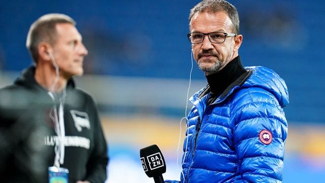 Herthas Geschäftsführer Fredi Bobic gibt im Rahmen eines Bundesliga-Spiels ein Interview. Herthas Geschäftsführer Fredi Bobic gibt im Rahmen eines Bundesliga-Spiels ein Interview.