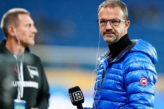 Herthas Geschäftsführer Fredi Bobic gibt im Rahmen eines Bundesliga-Spiels ein Interview.