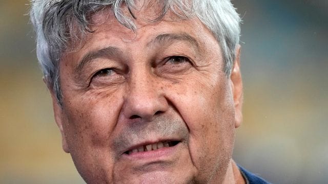 Dynamo Kiews Cheftrainer Mircea Lucescu schaut den Spielern beim Aufwärmen zu. Dynamo Kiews Cheftrainer Mircea Lucescu schaut den Spielern beim Aufwärmen zu.