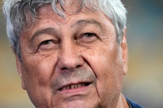 Dynamo Kiews Cheftrainer Mircea Lucescu schaut den Spielern beim Aufwärmen zu.