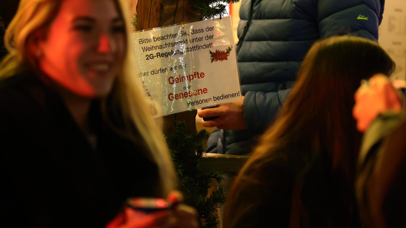Weihnachtsmarkt (Symbolbild): In Sachsen müssen die Buden geschlossen bleiben, Alkohol im öffentlichen Raum wird verboten.