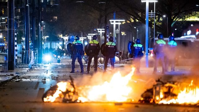 Proteste gegen Corona-Maßnahmen haben zu Krawallen und Verletzten geführt. Proteste gegen Corona-Maßnahmen haben zu Krawallen und Verletzten geführt.