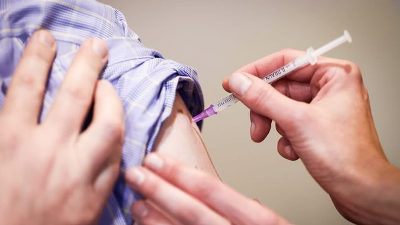 Ein Mann bekommt in einem Corona-Impfzentrum in Hamburg eine Auffrischungsimpfung.