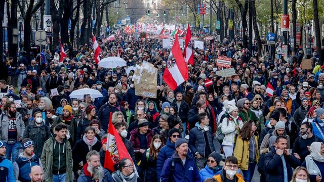 Zahlreiche Menschen nehmen in Wien an der Demonstration gegen die Coronavirus-Beschränkungen teil.