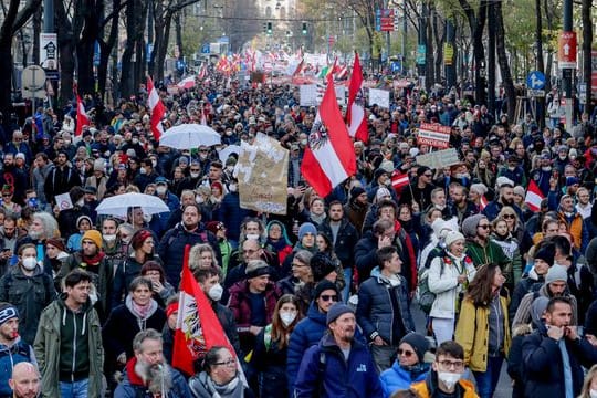 Zahlreiche Menschen nehmen in Wien an der Demonstration gegen die Coronavirus-Beschränkungen teil.