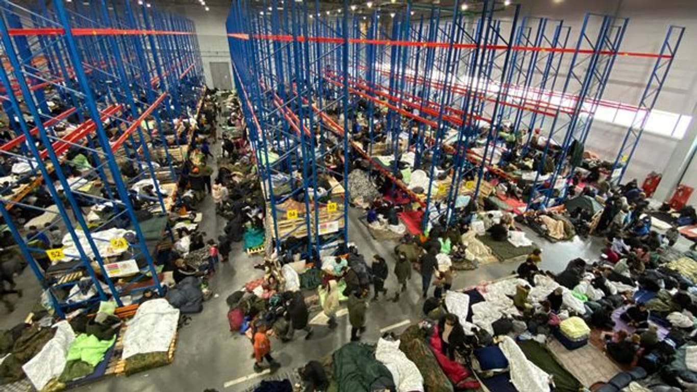 Migranten sind in einem belarussischen Grenzort in einer Notunterkunft untergebracht.