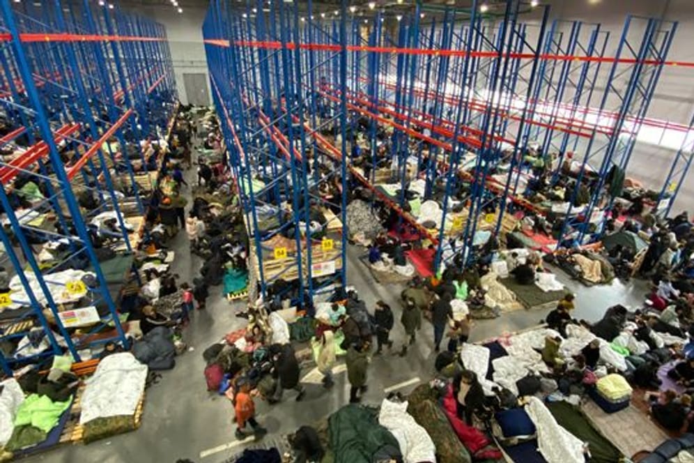 Migranten sind in einem belarussischen Grenzort in einer Notunterkunft untergebracht.