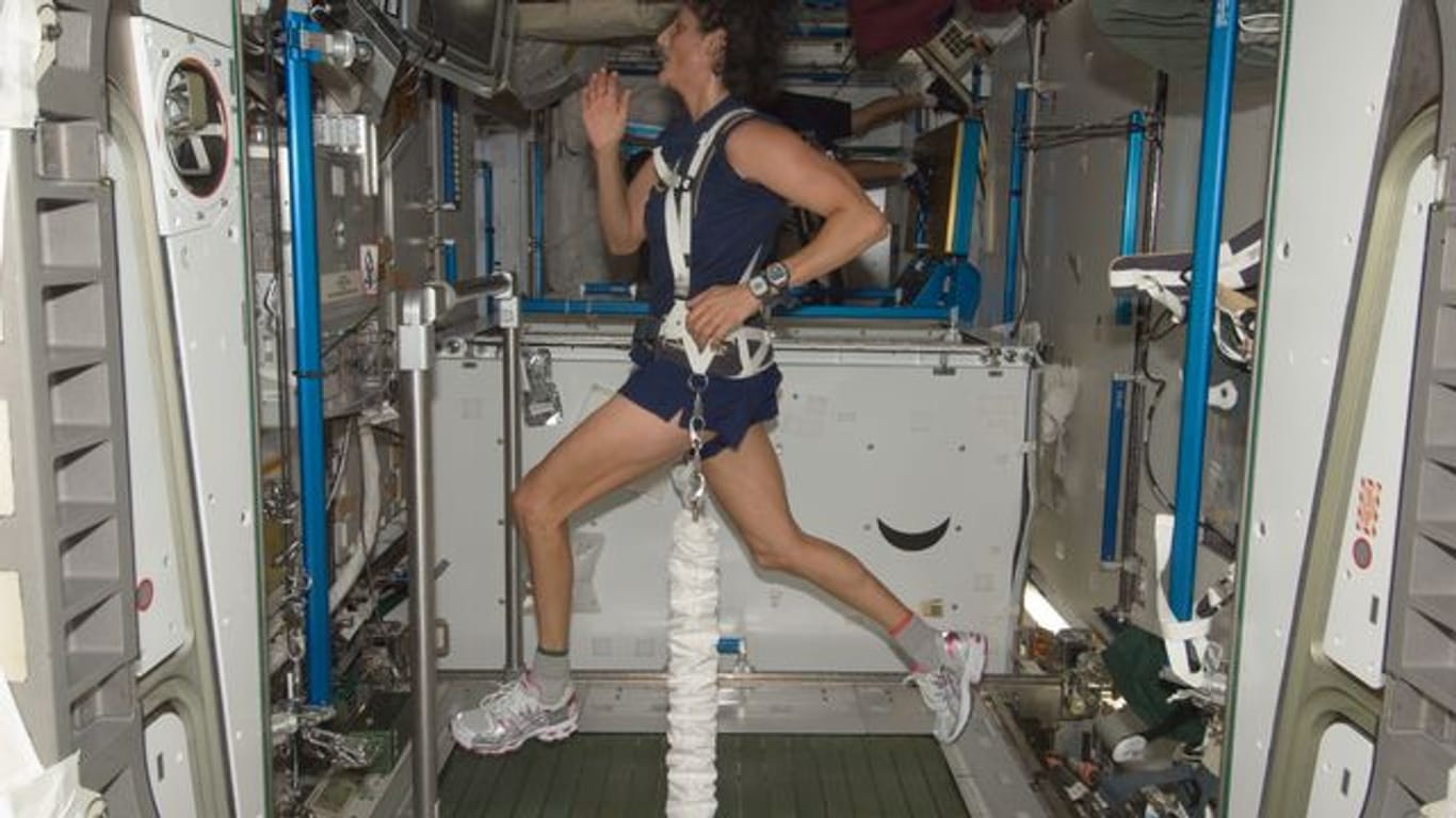 Nasa-Astronautin Sunita Williams trainiert auf einem Laufband in der Schwerelosigkeit (Archivfoto).