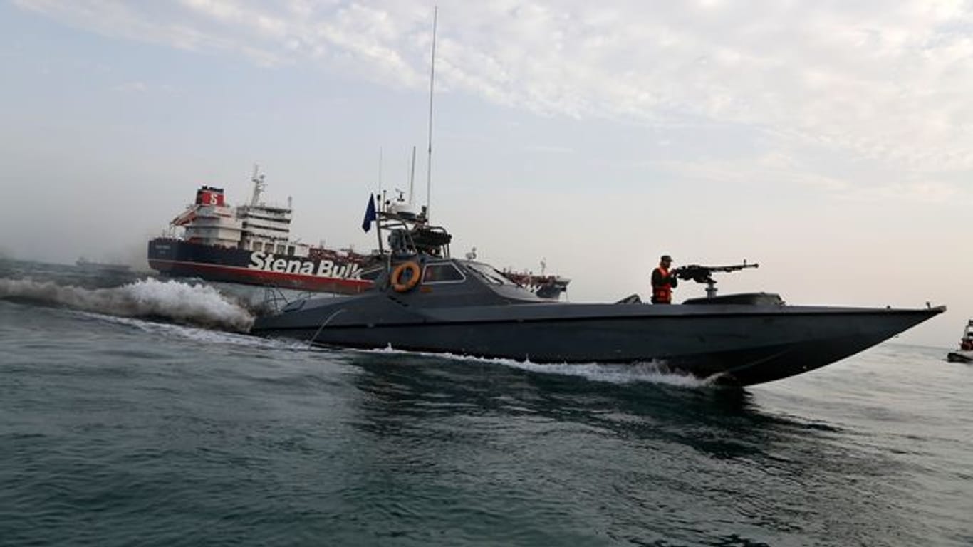 Das Archivfoto zeigt ein Schnellboot der iranischen Revolutionsgarden im Jahr 2019 vor einem britischen Öltanker.