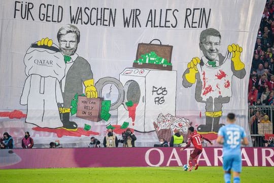 Mit einem Transparent "Für Geld waschen wir alles rein" protestieren Münchner gegen die Geschäftsbeziehungen des Rekordmeisters.