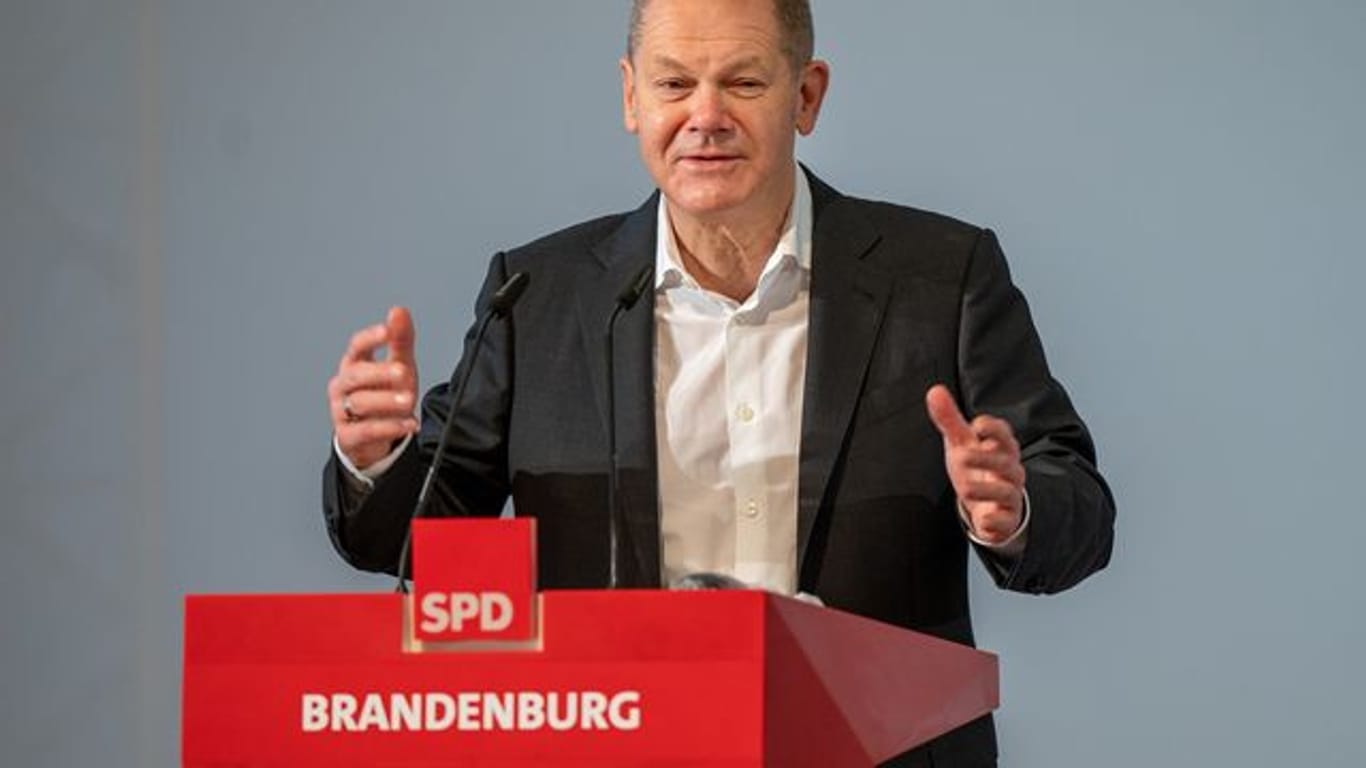 SPD-Kanzlerkandidat Olaf Scholz spricht beim Landesparteitag der SPD in Brandenburg.