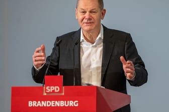 SPD-Kanzlerkandidat Olaf Scholz spricht beim Landesparteitag der SPD in Brandenburg.
