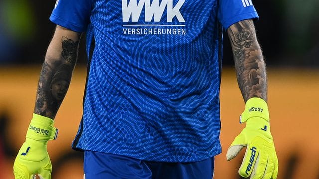 Augsburgs Torwart Rafal Gikiewicz sieht Profifußballer bei der Impfung als Vorbilder. Augsburgs Torwart Rafal Gikiewicz sieht Profifußballer bei der Impfung als Vorbilder.
