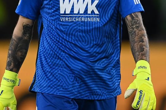 Augsburgs Torwart Rafal Gikiewicz sieht Profifußballer bei der Impfung als Vorbilder.