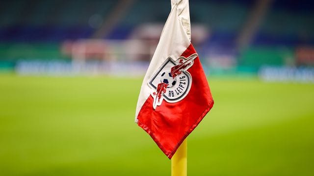 Wegen der Coronalage in Sachsen muss RB Leipzig daheim vor leeren Tribünen spielen. Wegen der Coronalage in Sachsen muss RB Leipzig daheim vor leeren Tribünen spielen.
