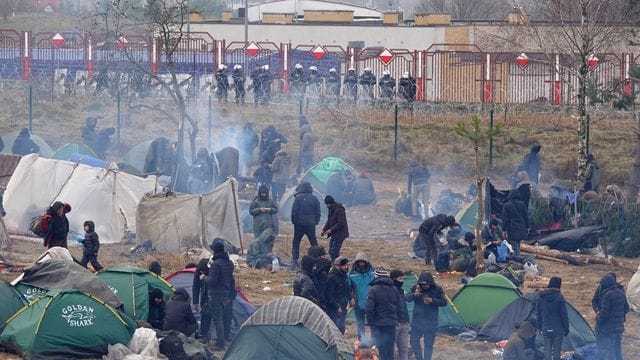 Migranten campieren in der Nähe der Grenze zu Polen.