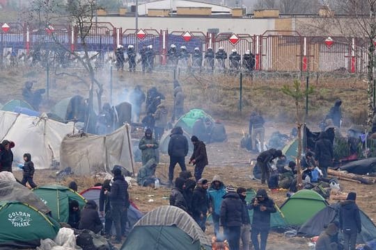 Migranten campieren in der Nähe der Grenze zu Polen.