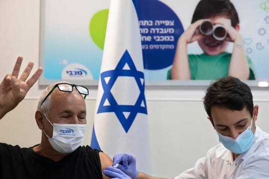 Ein Mann erhält seine dritte Impfung mit dem Corona-Impfstoff von Pfizer-BioNTech.