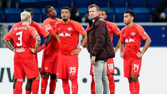 Nach der Niederlage bei der TSG 1899 Hoffenheim steht Leipzigs Trainer Jesse Marsch mit der Mannschaft auf dem Spielfeld. Nach der Niederlage bei der TSG 1899 Hoffenheim steht Leipzigs Trainer Jesse Marsch mit der Mannschaft auf dem Spielfeld.