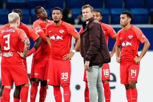 Nach der Niederlage bei der TSG 1899 Hoffenheim steht Leipzigs Trainer Jesse Marsch mit der Mannschaft auf dem Spielfeld.