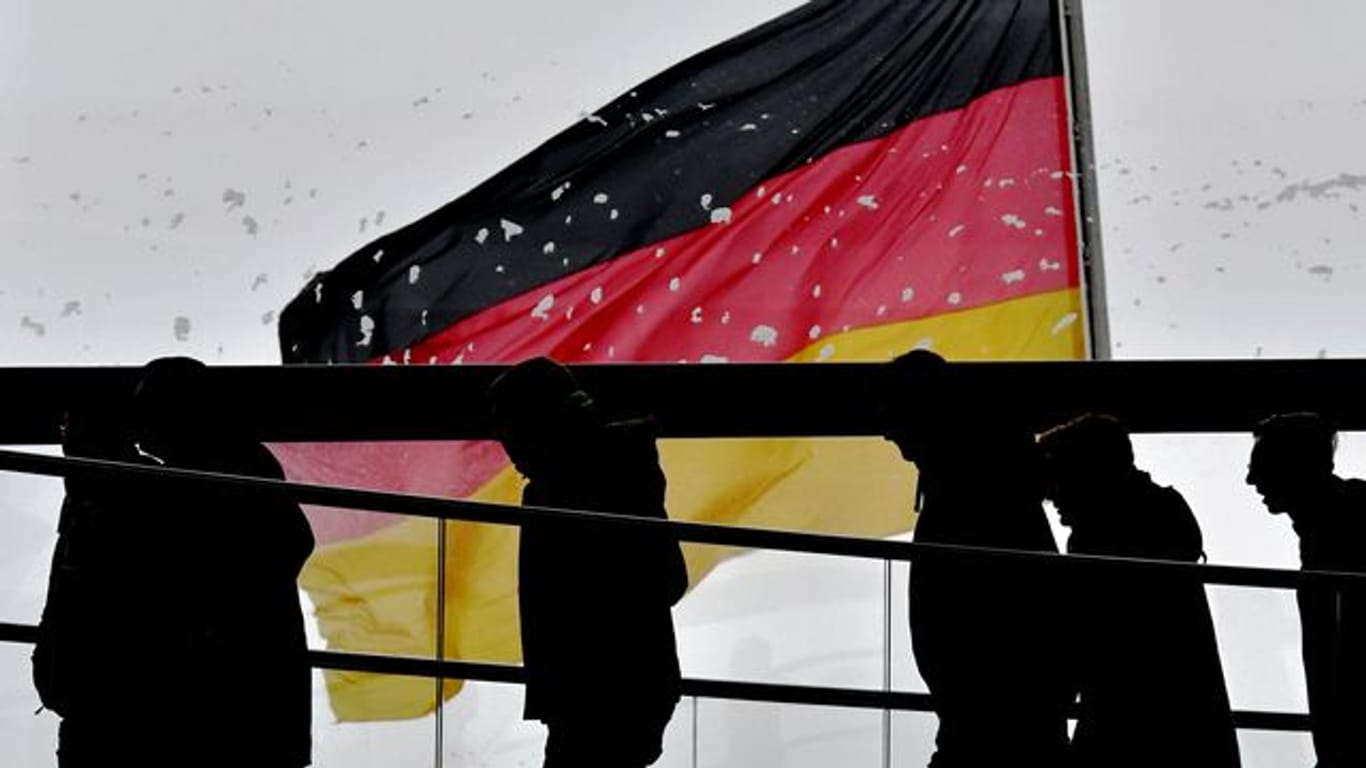 Eine deutliche Mehrheit der Wahlberechtigten in Deutschland verortet sich politisch selbst in der Mitte.
