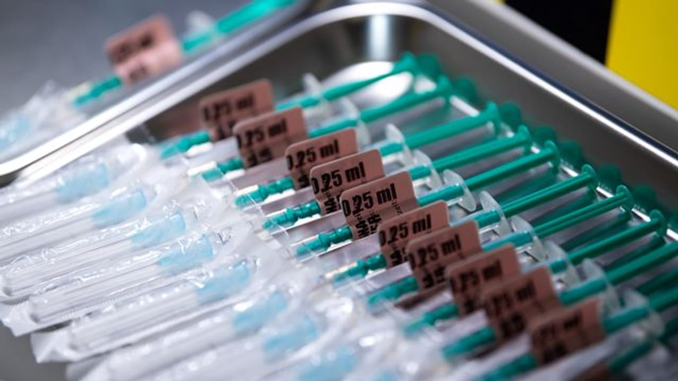 Spritzen mit dem Moderna-Impfstoff gegen das Coronavirus liegen in einem Impfzentrum bereit.