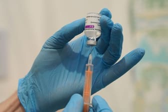 Medizinisches Personal befüllt eine Spritze mit dem Corona-Impfstoff von Oxford/Astrazeneca.