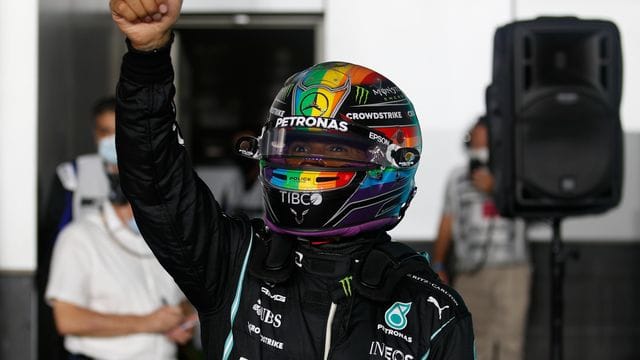 Will die Formel-1-Saison in seinem Regenbogenhelm zu Ende fahren: Lewis Hamilton.