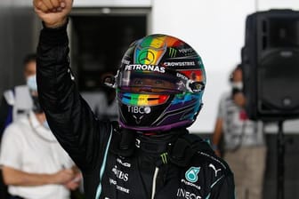 Will die Formel-1-Saison in seinem Regenbogenhelm zu Ende fahren: Lewis Hamilton.