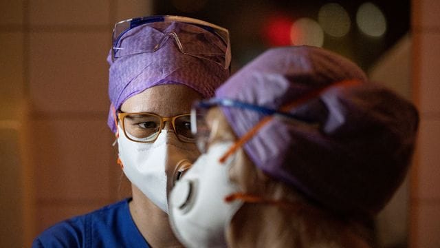 Krankenpflegerin Meryl Meister (l) mit einer Kollegin in einem Patientenzimmer. Krankenpflegerin Meryl Meister (l) mit einer Kollegin in einem Patientenzimmer.
