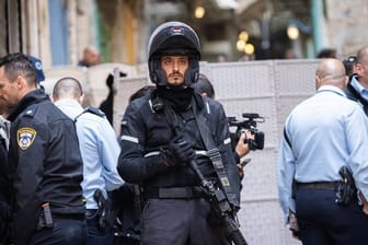 Israelische Polizeibeamte versammeln sich in der Nähe des Ortes des Anschlags in der Jerusalemer Altstadt.