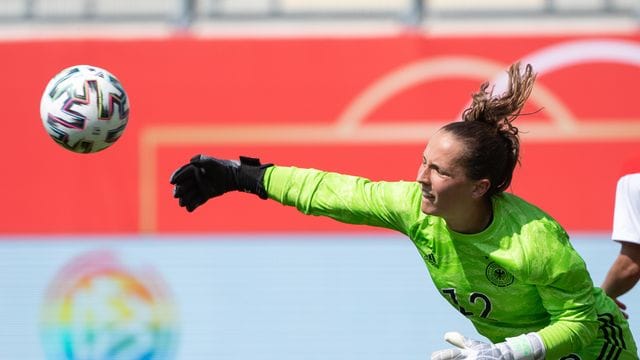 Fehlt Deutschlands Fußball-Frauen: Torhüterin Laura Benkarth.