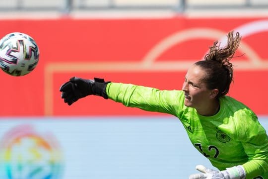 Fehlt Deutschlands Fußball-Frauen: Torhüterin Laura Benkarth.