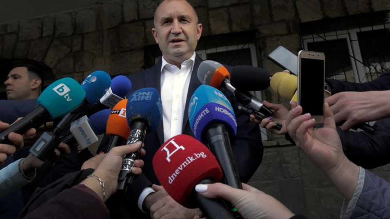 Bulgariens Präsident Rumen Radew bleibt nach der Stichwahl laut Prognosen im Amt.
