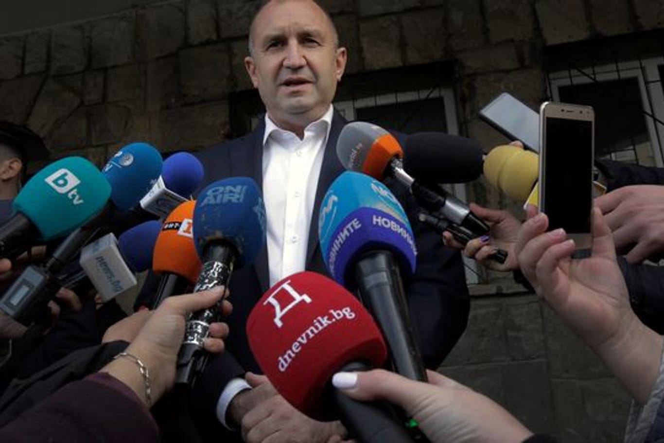 Bulgariens Präsident Rumen Radew bleibt nach der Stichwahl laut Prognosen im Amt.