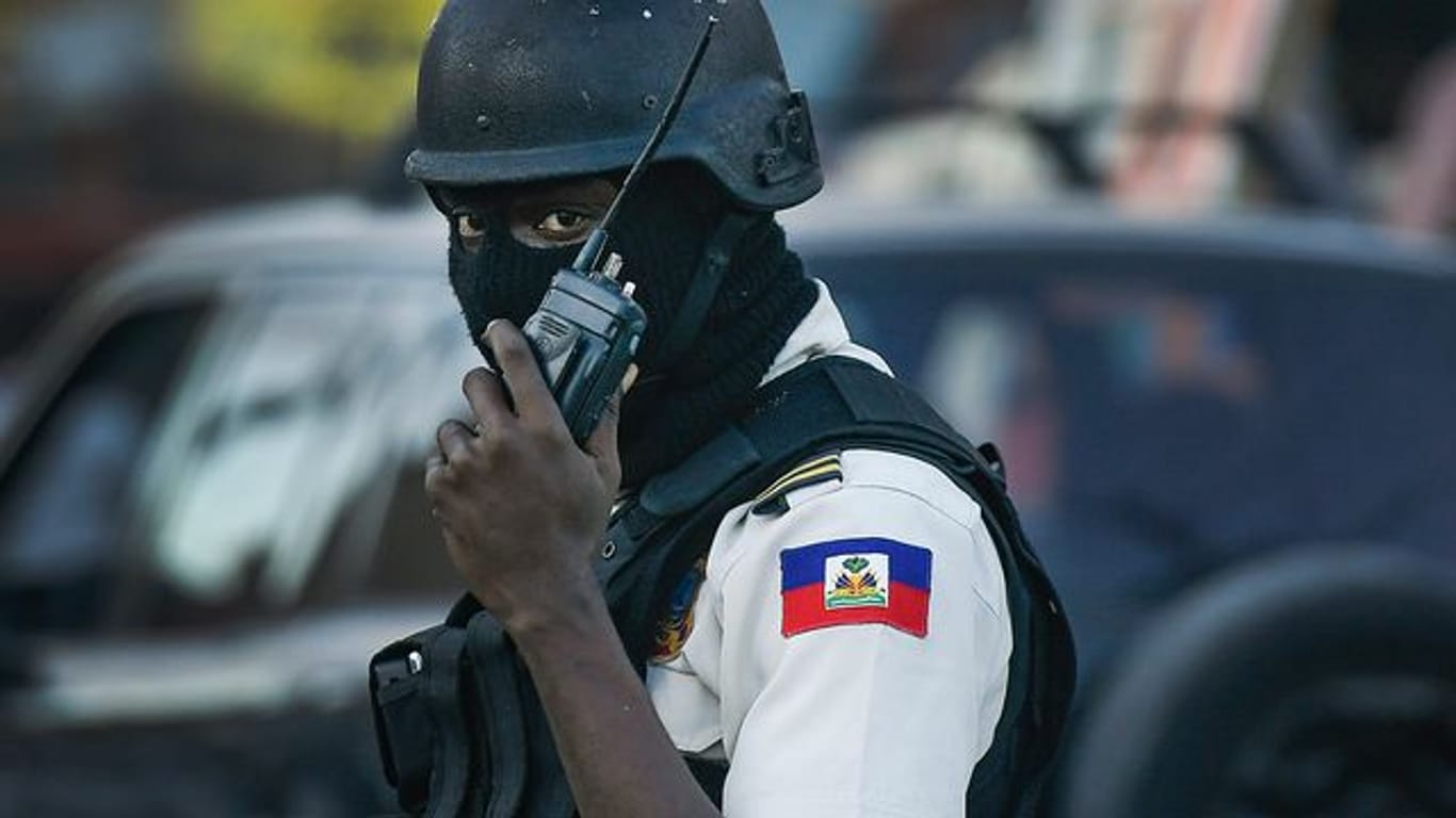 Ein Polizist patrouilliert an einer Kreuzung in Port-au-Prince.