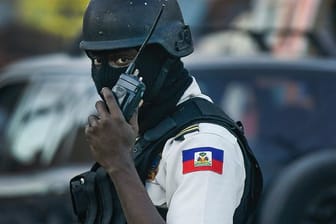 Ein Polizist patrouilliert an einer Kreuzung in Port-au-Prince.