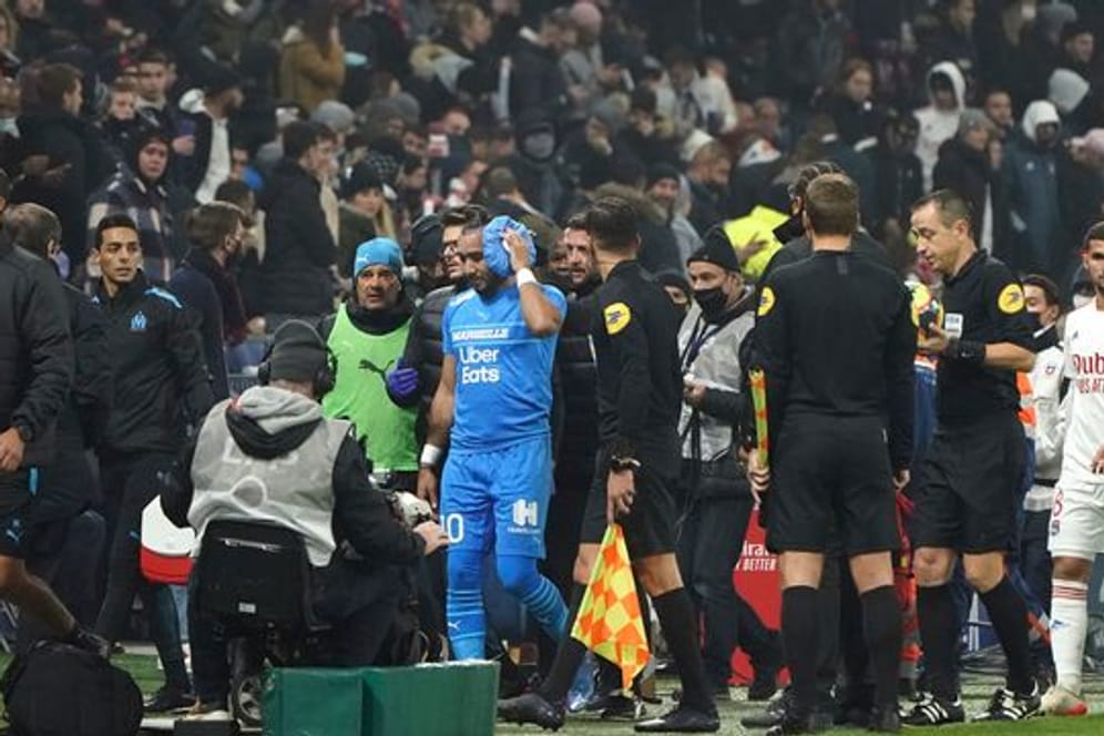 Marseilles Dimitri Payet (M) verlässt verletzt das Spielfeld, nachdem er von einer vollen Wasserflasche getroffen wurde.