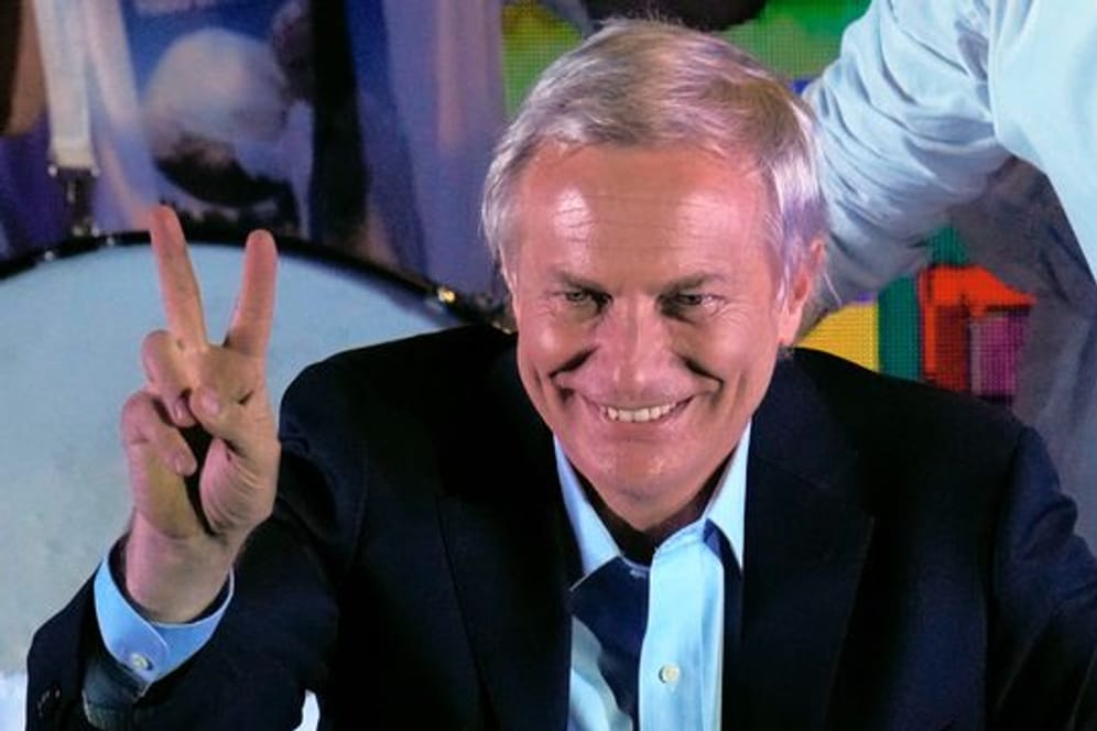 Der deutschstämmige Rechtsaußen-Kandidat José Antonio Kast kommt in der ersten Runde der Wahl um das chilenische Präsidentenamt auf gut 28 Prozent der Stimmen.