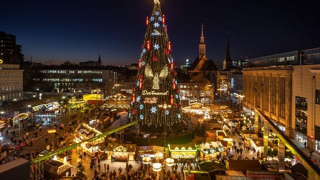 Rund 45 Meter ist der XL-Weihnachtsbaum hoch, der den Dortmunder Weihnachtsmarkt prägt.