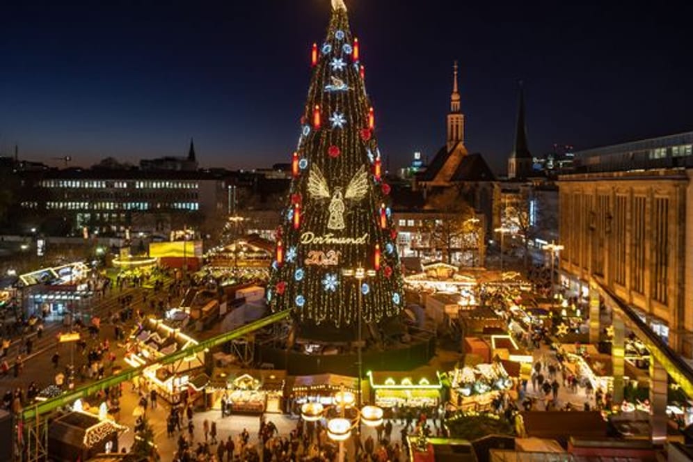 Rund 45 Meter ist der XL-Weihnachtsbaum hoch, der den Dortmunder Weihnachtsmarkt prägt.