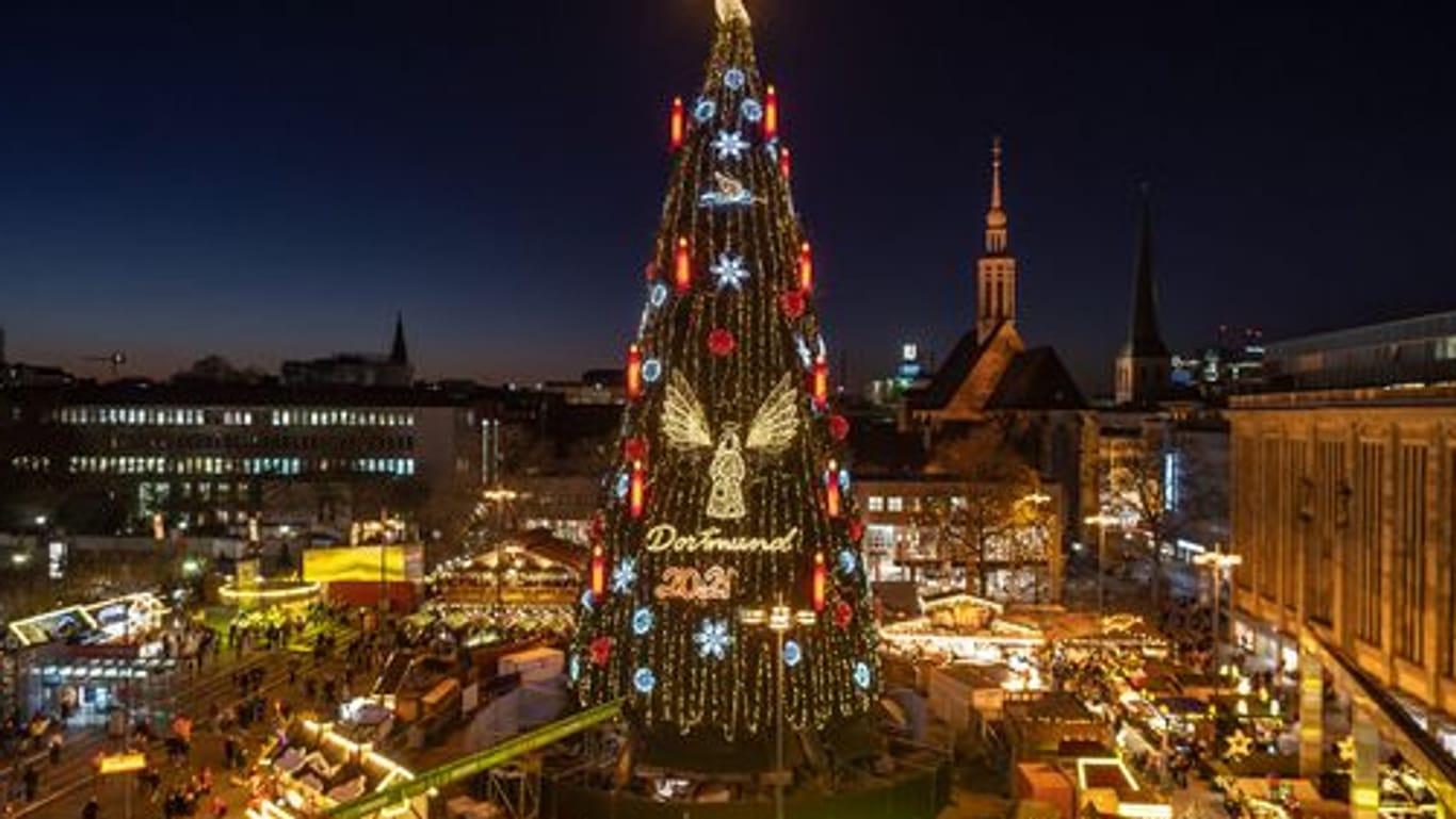 Rund 45 Meter ist der XL-Weihnachtsbaum hoch, der den Dortmunder Weihnachtsmarkt prägt.