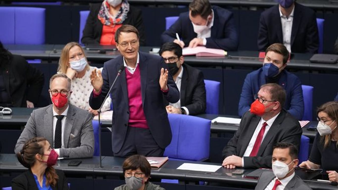 SPD-Gesundheitsexperte Karl Lauterbach (M) im Bundestag.