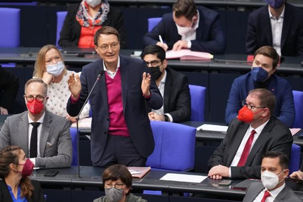 SPD-Gesundheitsexperte Karl Lauterbach (M) im Bundestag.