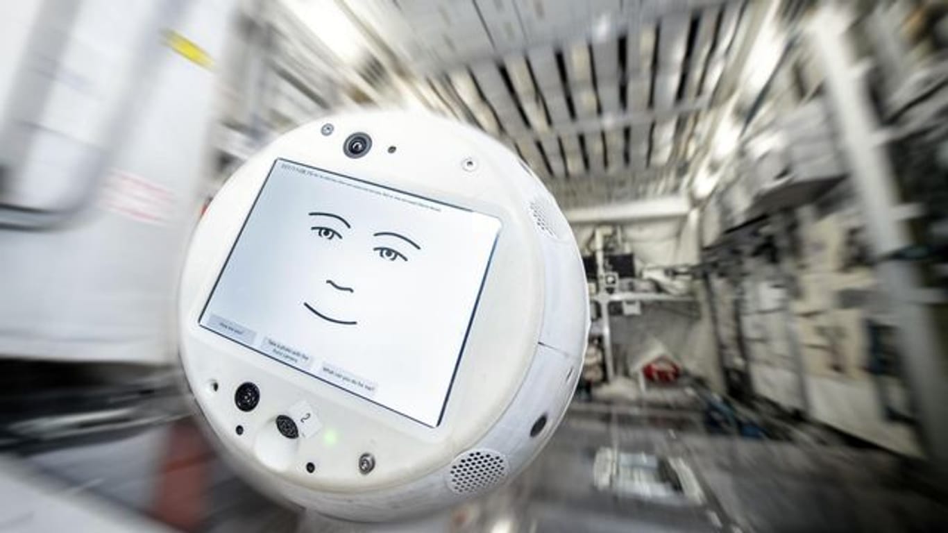 Das Assistenzsystem Cimon - der Roboter soll dem deutschen Astronauten Matthias Maurer auf der Internationalen Raumstation ISS Gesellschaft leisten.