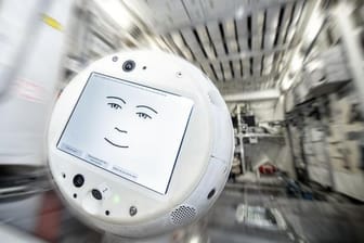 Das Assistenzsystem Cimon - der Roboter soll dem deutschen Astronauten Matthias Maurer auf der Internationalen Raumstation ISS Gesellschaft leisten.