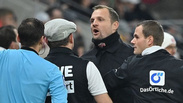 Der Mainzer Trainer Bo Svensson und Kölns Trainer Steffen Baumgart tauschen Nettigkeiten aus. Der Mainzer Trainer Bo Svensson und Kölns Trainer Steffen Baumgart tauschen Nettigkeiten aus.
